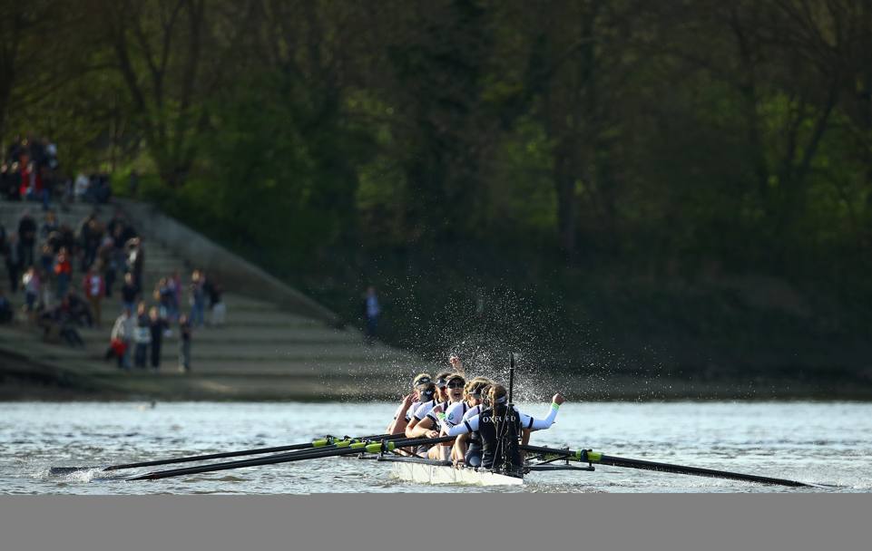 L&#39;equipaggio femminile di Oxford esulta per la vittoria della gara (Getty Images)